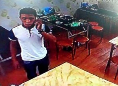 'Nang' iPhone cua ban gai trong lan di an lau hinh anh