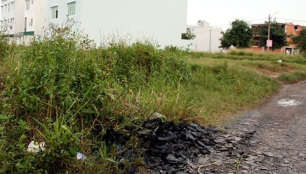 Nam thanh nien nghi bi cat co o bai dat trong hinh anh