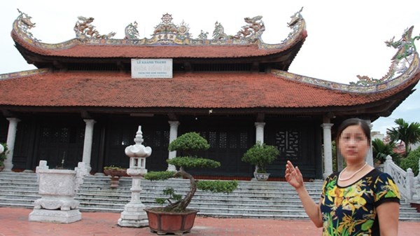 Vợ Hưng “sóc” chỉ về ngôi chùa do Hưng làm trưởng thôn kêu gọi xây dựng.