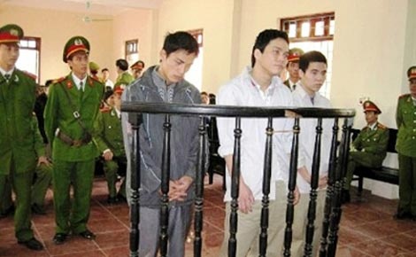 Những người có liên quan đến vụ án giết người phi tang xác ở sông Phó Đáy trước vành móng ngựa.