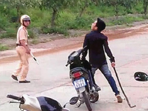 Nguoi khong doi mu bao hiem tan cong canh sat bi tam giam hinh anh