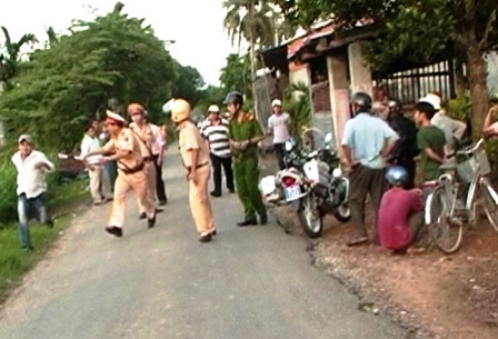 Om canh sat giao thong vat te xuong duong hinh anh