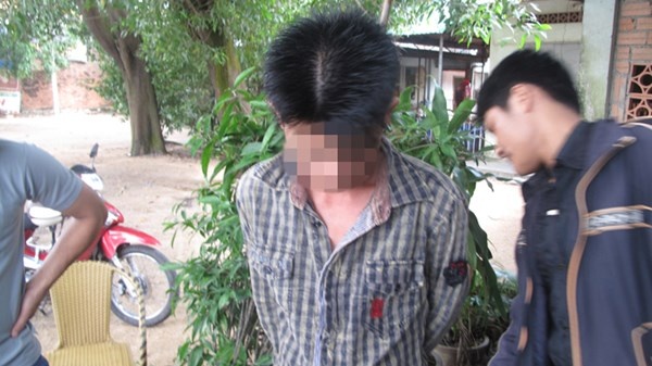 Một thanh niên bị chiến sĩ Cụm Phòng chống ma túy số 3 bắt giữ.