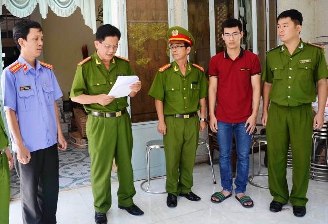 Bat them 6 nguoi trong day ca do bong da 37,7 trieu USD hinh anh