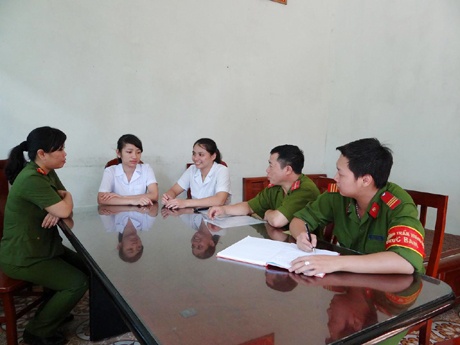 Hai co gai 9X chay bo gan mot km truy duoi ten trom hinh anh