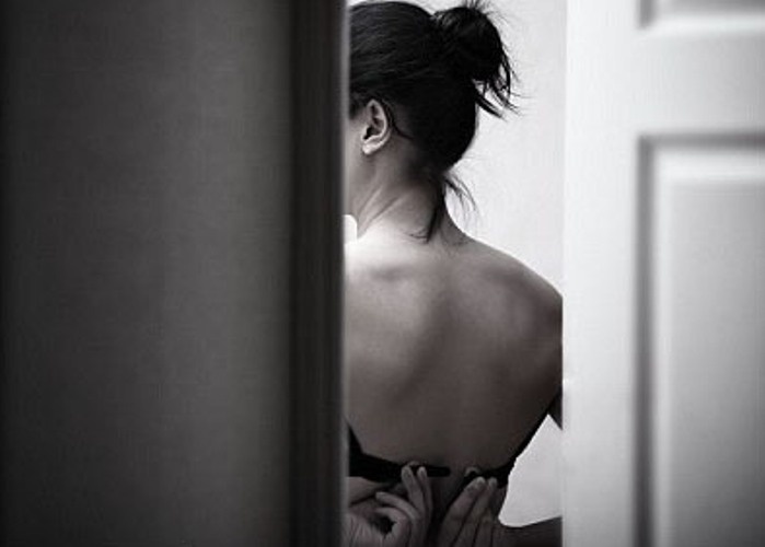 Lai xe taxi muu tri cho ten trom gia gai vao don cong an hinh anh