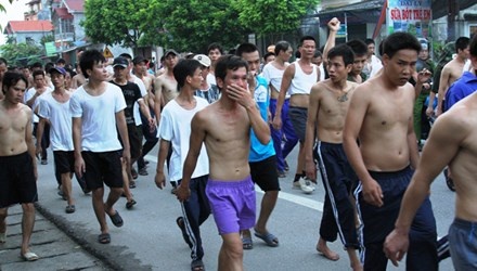 Học viên tập trung đi thành đoàn dài trên quãng đường hơn 20 cây số. 