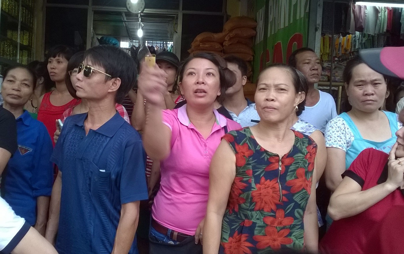 Nhan chung ke phut doi mat voi ke khong che con tin hinh anh