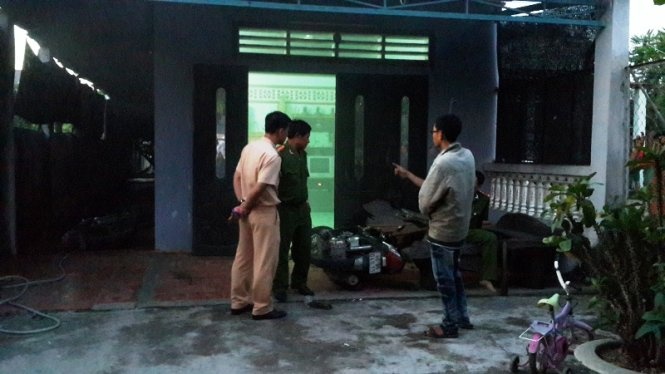 Lực lượng công an bảo vệ hiện trường căn nhà xảy ra vụ nổ súng.