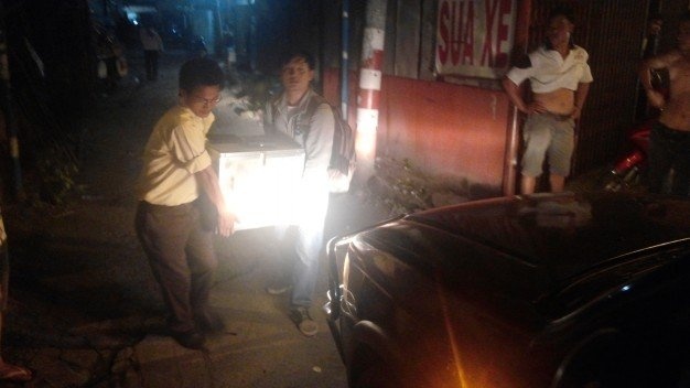 Sau khi tìm thấy, cơ quan chức năng đã bảo vệ kỹ càng chiếc máy để đem đi.