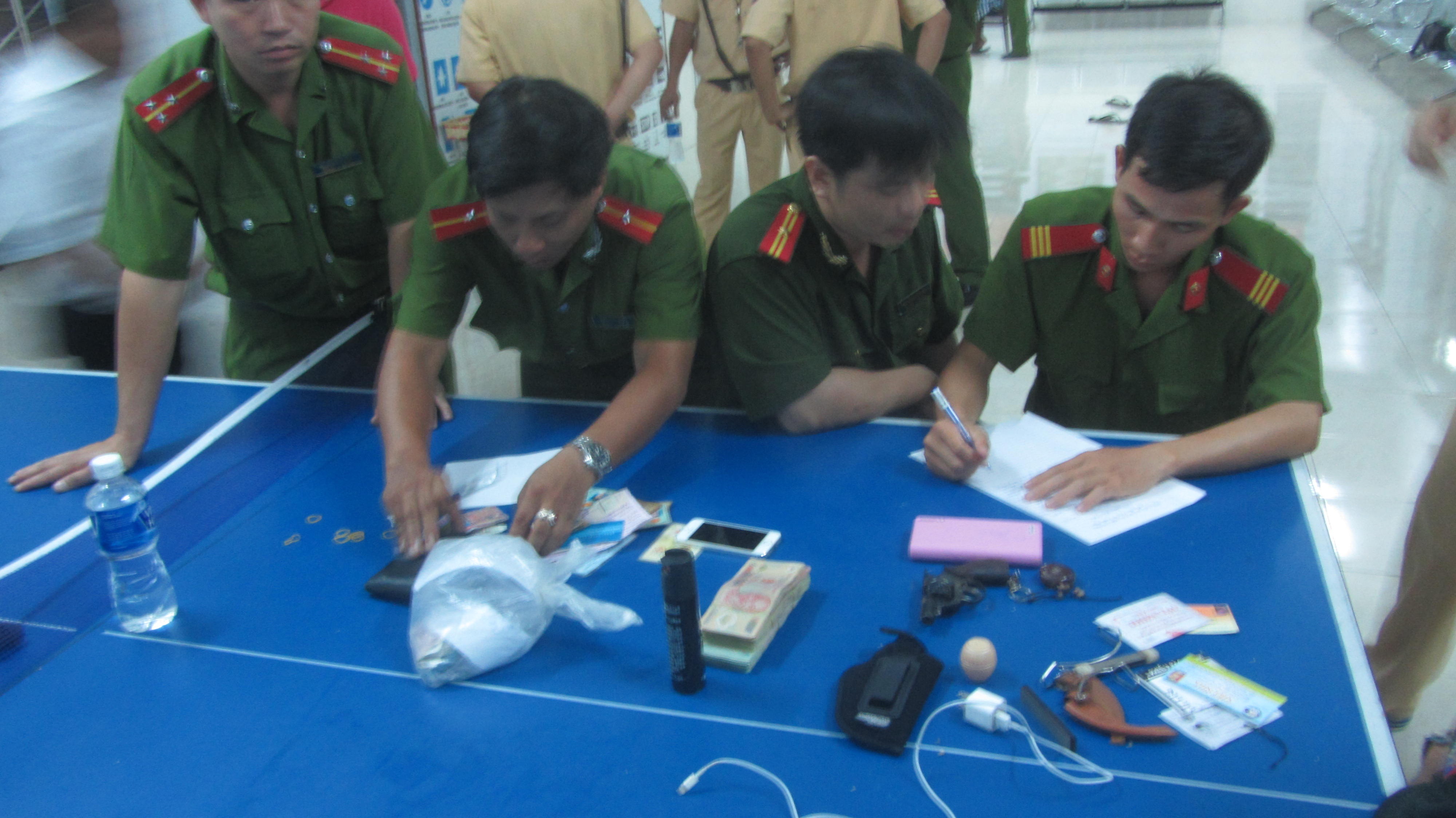 Vu giang ho no sung vao canh sat: Trieu tap giam doc mot DN hinh anh