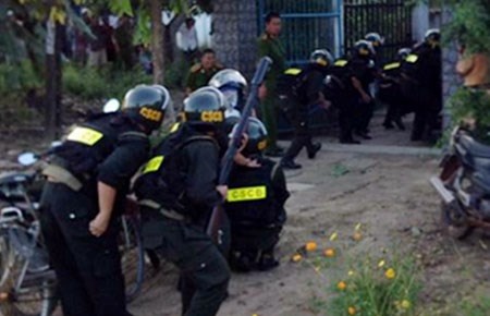 Vu giang ho no sung vao canh sat: Bat giam bay bi can hinh anh