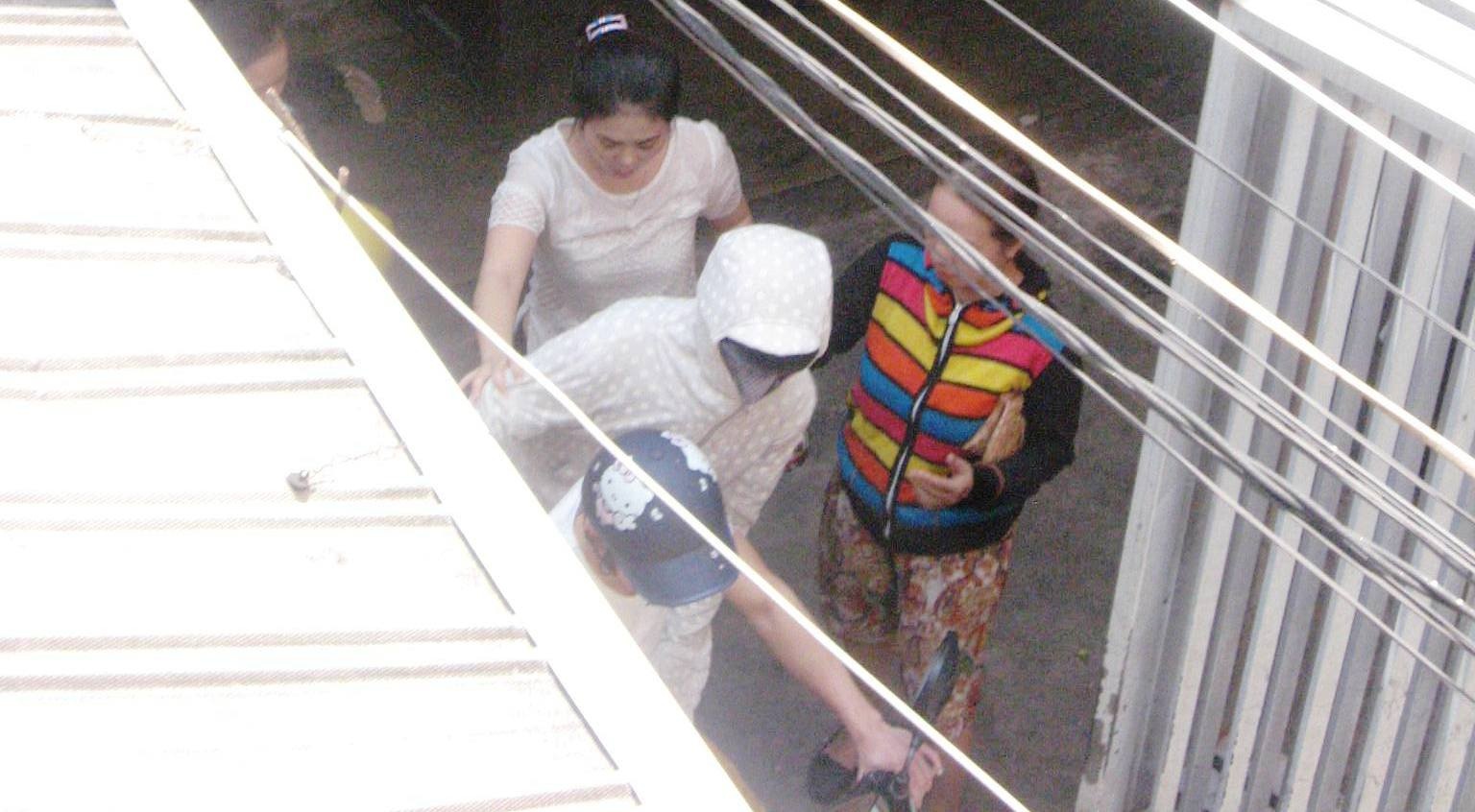 Giai cuu co gai bi ke bit mat khong che trong nhieu gio hinh anh