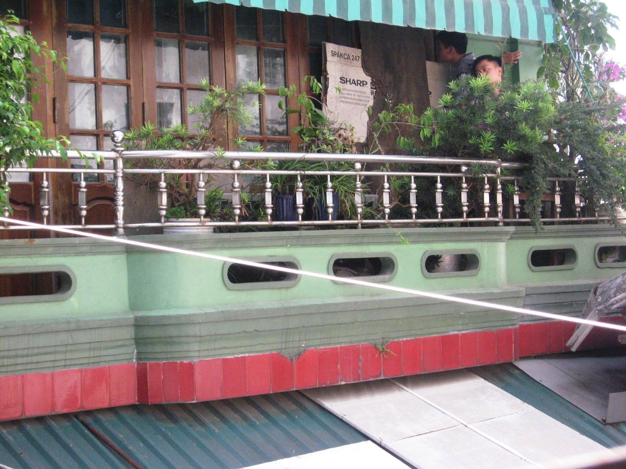 Các cảnh sát hình sự đang cố gắng tiếp cận hiện trường.