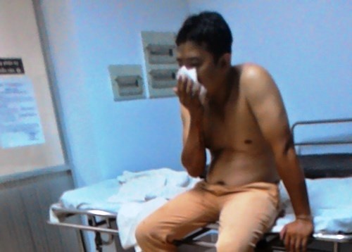 Canh sat giao thong bi nem da gay song mui hinh anh