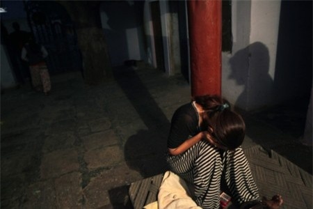 Dieu tra bang nhom ep cac be gai vao khach san hinh anh