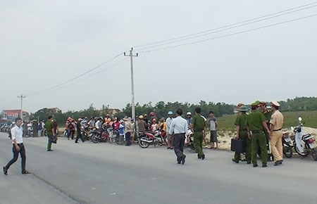 Hiện trường nơi phát hiện thi thể ông Nguyễn Văn Hùng ở mương nước ven quốc lộ 1A. 