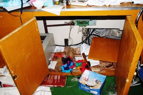 Hiện trường bên trong 1 phòng của con tàu, được cho là do cướp biển đập phá.