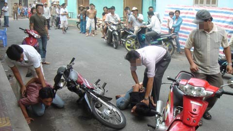 Di cuop de lay tien kham benh cho con hinh anh