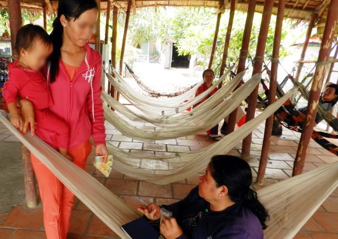 Dua me con co be ban ve so ra Ha Noi giam dinh hinh anh