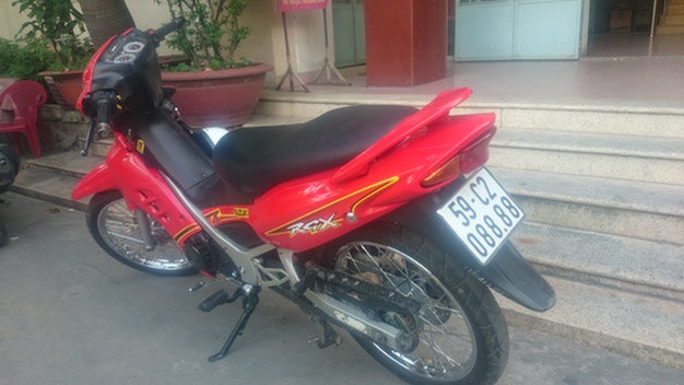 Chiếc xe động cơ hai thì gắn biển số tứ quý tại công an phường Phú Trung (quận Tân Phú).