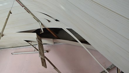 Trần nhà bị đổ sập.