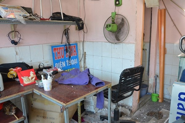 Đồ đạc trong cửa hàng bị xáo trộn.