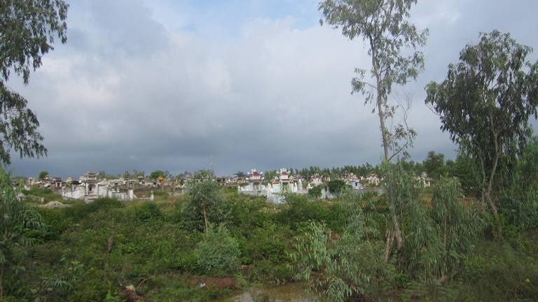 Nghĩa trang đường tránh thành phố, nơi mà ba nạn nhân đã trốn trước khi bắt xe đi Lào.