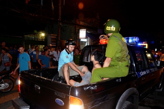 Hang chuc canh sat bao vay ke chem cong an o Sai Gon hinh anh