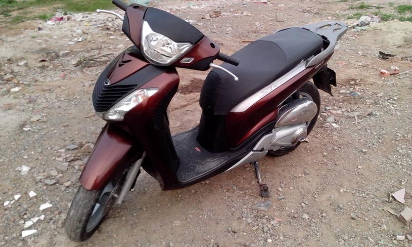 Trao xe cu lay SH ngay trong bai giu xe hinh anh