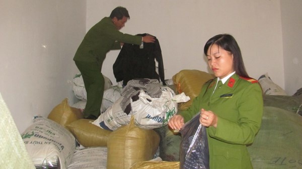 Nhiều hàng Trung Quốc thẩm lậu bị bắt giữ trên những hung thần Minsk ảnh.