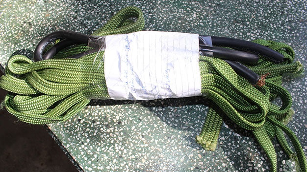 Tang vật được công an niêm phong với dòng chữ của ông Đồng ký, xác nhận: Đây là dây mà tôi dùng để hành hạ hai cháu Nui và Nguyên.