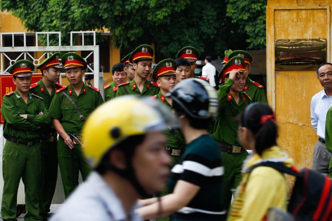 An ninh được bố trí dày đặc tại toà án nhân dân tối cao toà phúc thẩm tại Hà Nội.