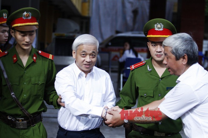 Bầu Kiên bắt tay em trai trước khi bước vào phòng xử phúc thẩm.