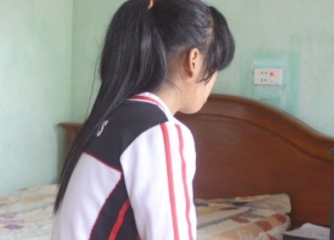 Nguoi me dau xot ke con gai bi 'hai' vi di choi qua dem hinh anh