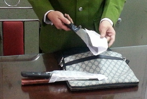 Lang tu chay xe may xin tien, cuop day chuyen hinh anh