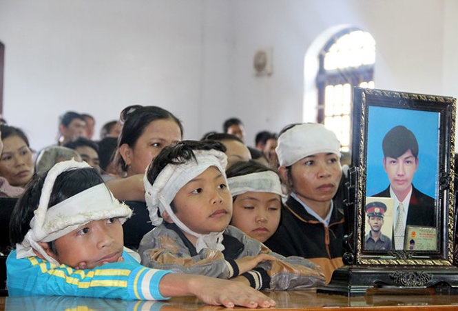 Gia đình đưa di ảnh nạn nhân đến phiên tòa.