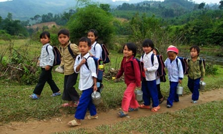 Khoi to hai nguoi ngan hon 500 hoc sinh den truong hinh anh