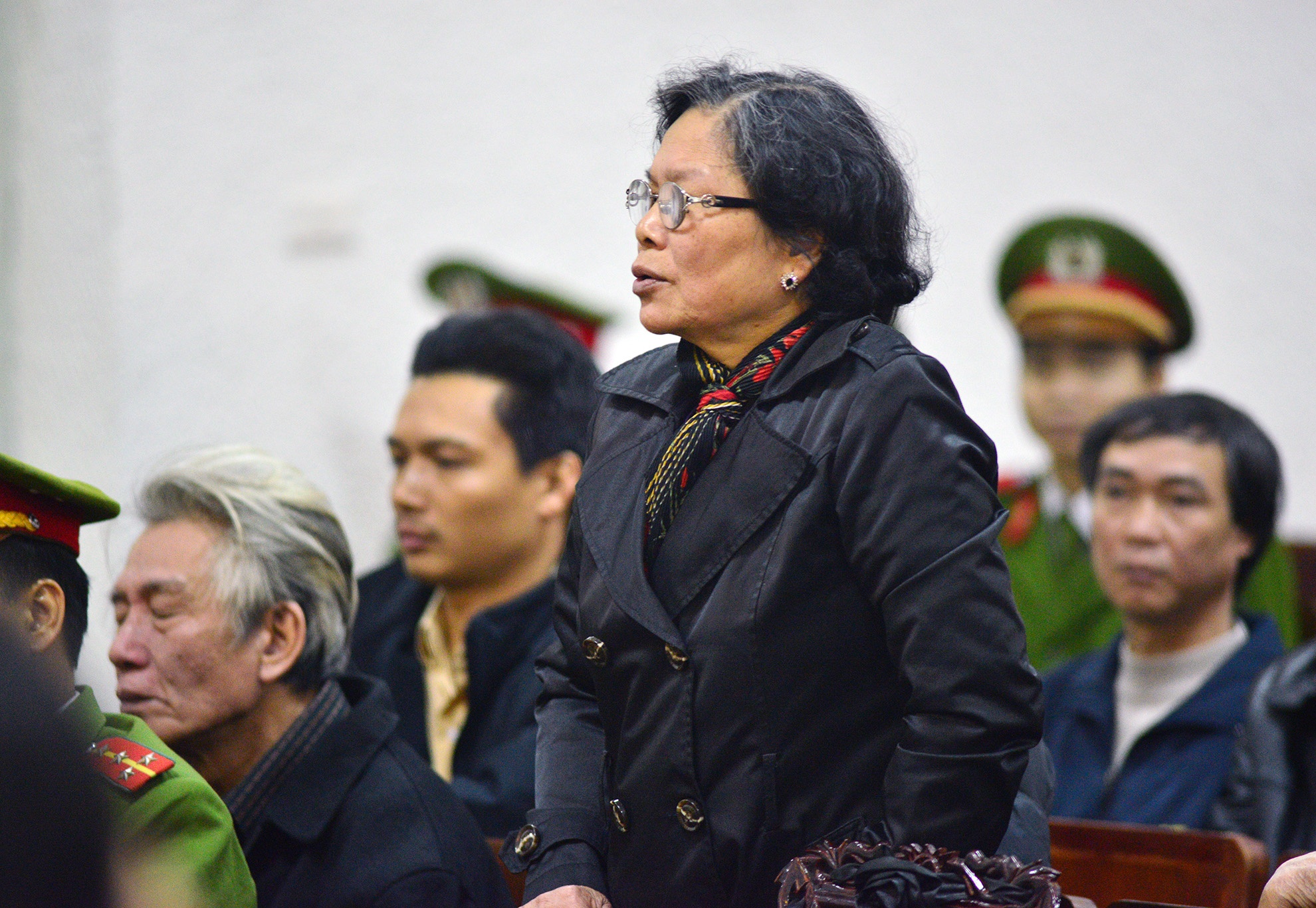 Mẹ nạn nhân Huyền tại phiên sơ thẩm sáng 5/12. Ảnh: Lê Hiếu.