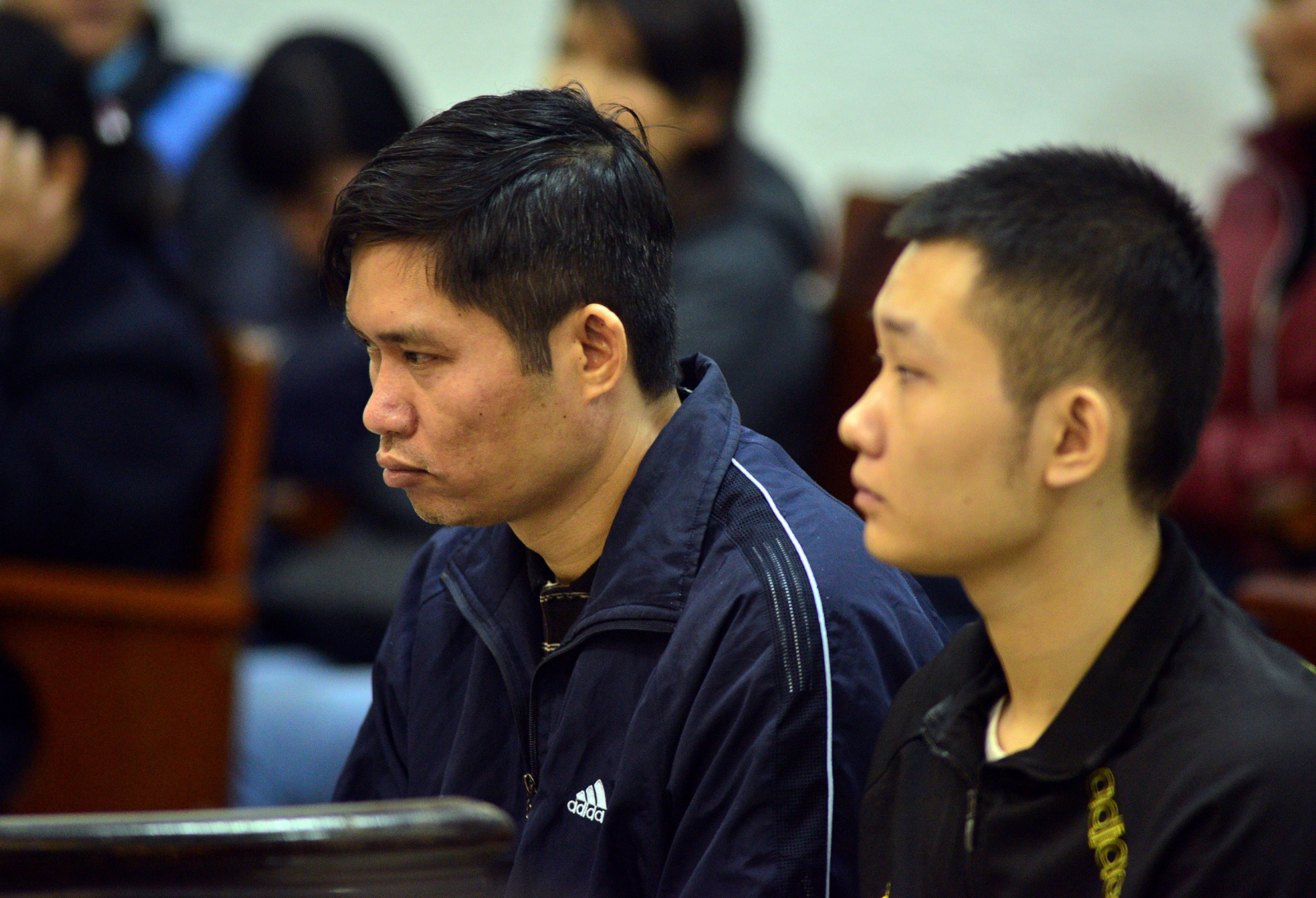 Bị cáo Tường và Khánh tại phiên xử sơ thẩm sáng 5/12. Ảnh: Lê Hiếu.