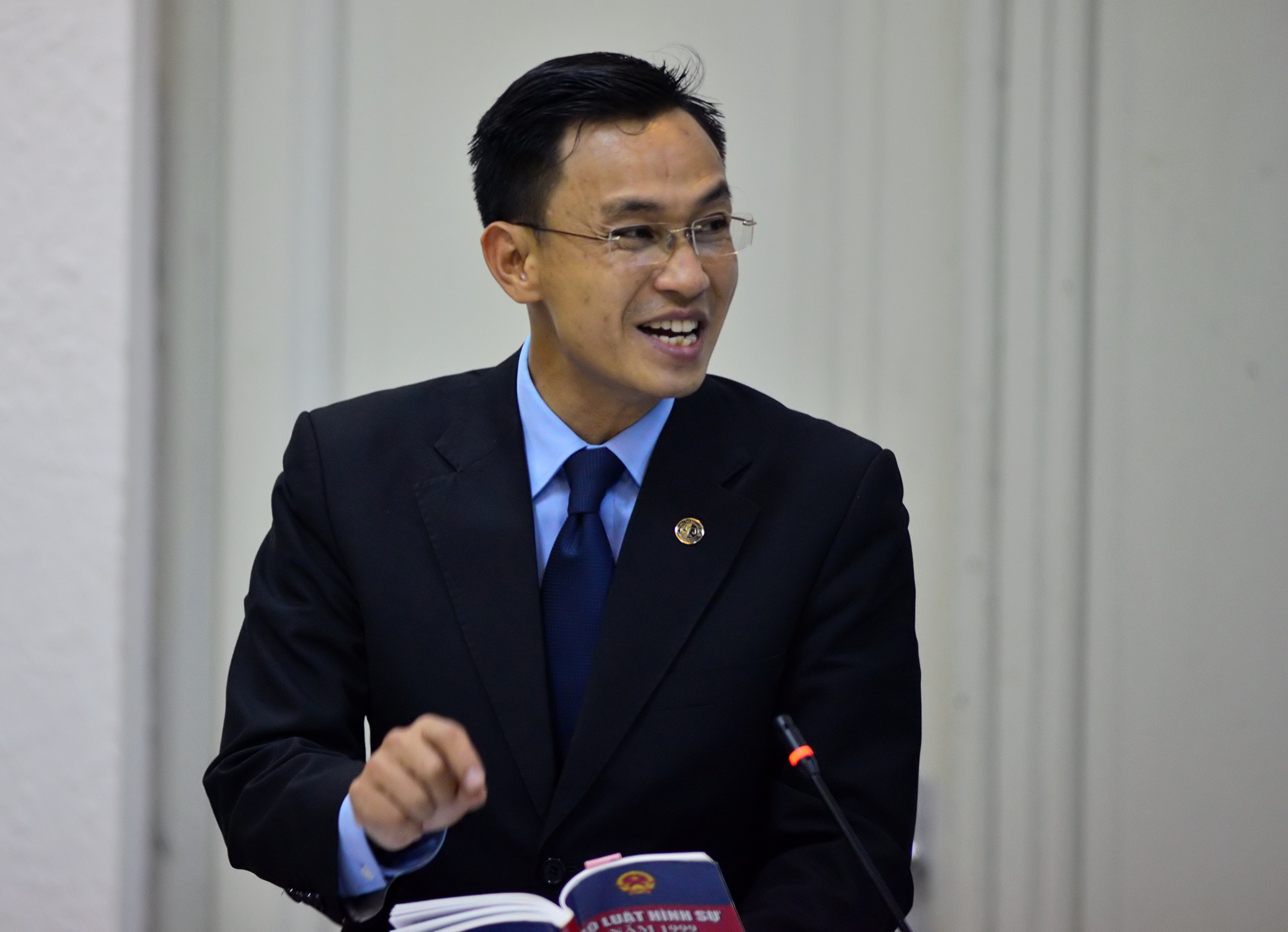 Luật sư Trưởng tranh tụng tại phiên xử vụ Cát Tường. Ảnh: Lê Hiếu.