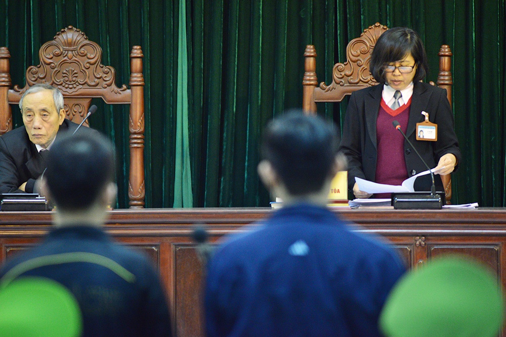 Chủ tọa Hợp đọc bản án với bị cáo Tường và Khánh. Ảnh: Lê Hiếu.