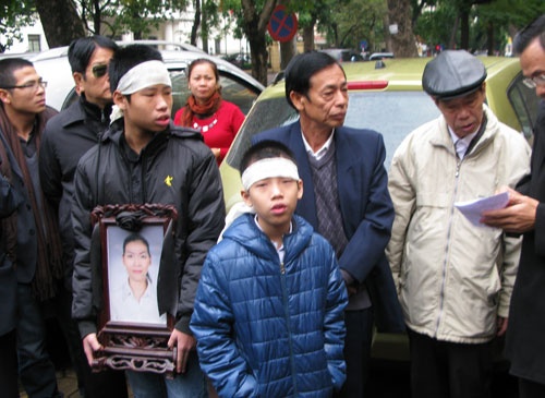 ...và nỗi đau của hai đứa con mất mẹ.
