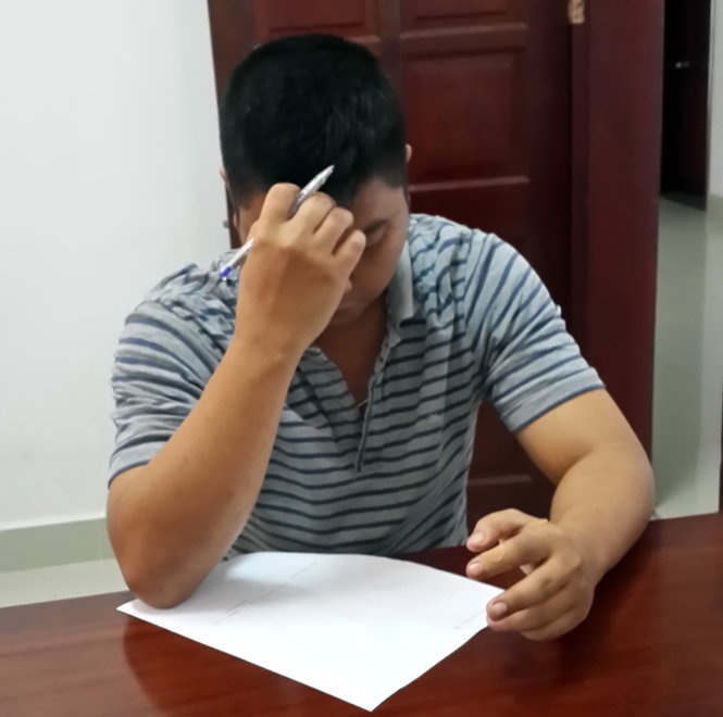 Thượng úy Tuân bị câu lưu tại Công an tỉnh Bà Rịa-Vũng Tàu sáng 8-12 và đến chiều cùng ngày bị bắt tạm giam. Ảnh: Tuổi Trẻ.