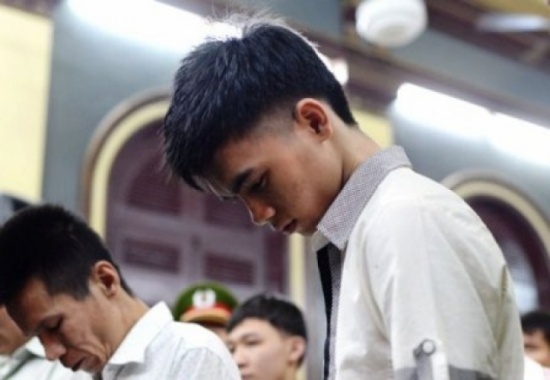 Hồ Duy Trúc cúi đầu nhận tội trước tòa.
