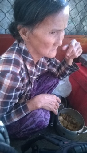 Nồi thịt kho bà Út- mẹ của Trúc mang từ quê Ninh Thuận vào thăm con trai.