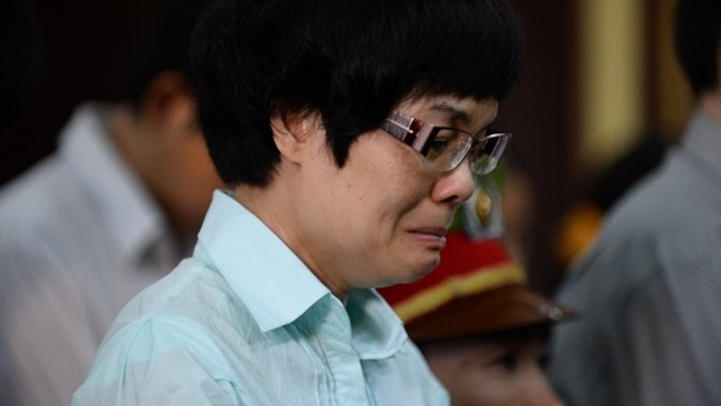 Huyền Như bật khóc khi tòa tuyên tù chung thân. Ảnh: Tuổi Trẻ.