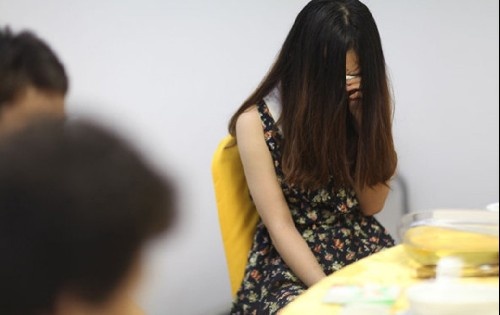 Ga giang ho hai doi co gai trong con ngao da hinh anh