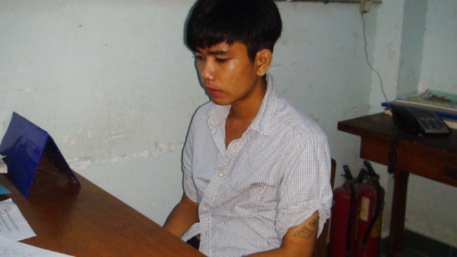 Nghi can Bùi Nguyễn Tân Tín tại cơ quan công an.
