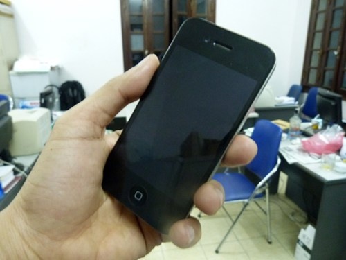 Trai lang deo bam cuop giat iPhone cua thieu nu hinh anh